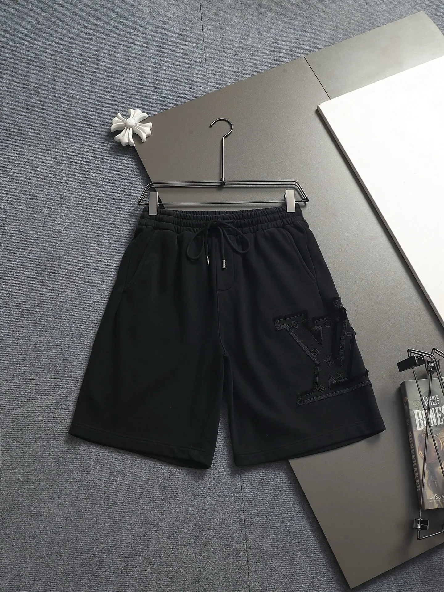 [Higher version] Louis Vuitton/Louis Vuitton 2026SS New Arrival terry shorts, customized fabric using wafer cloth weaving, advanced hand-cut patchwork embroidery technology, tight and three-dimensional version, customized trouser cord hardware with strong texture, smooth, comfortable and Breathable upper body, concave and convex three-dimensional sense, fashionable and casual wear Color: Black White Avocado Color Sizes: S M L XL